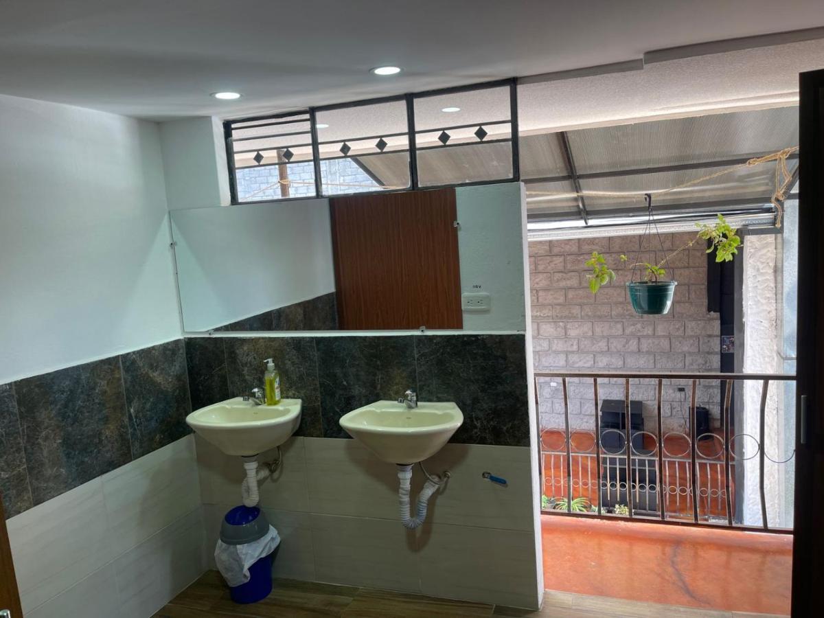 El Jardin Escondido Party Hostel บาญอส ภายนอก รูปภาพ