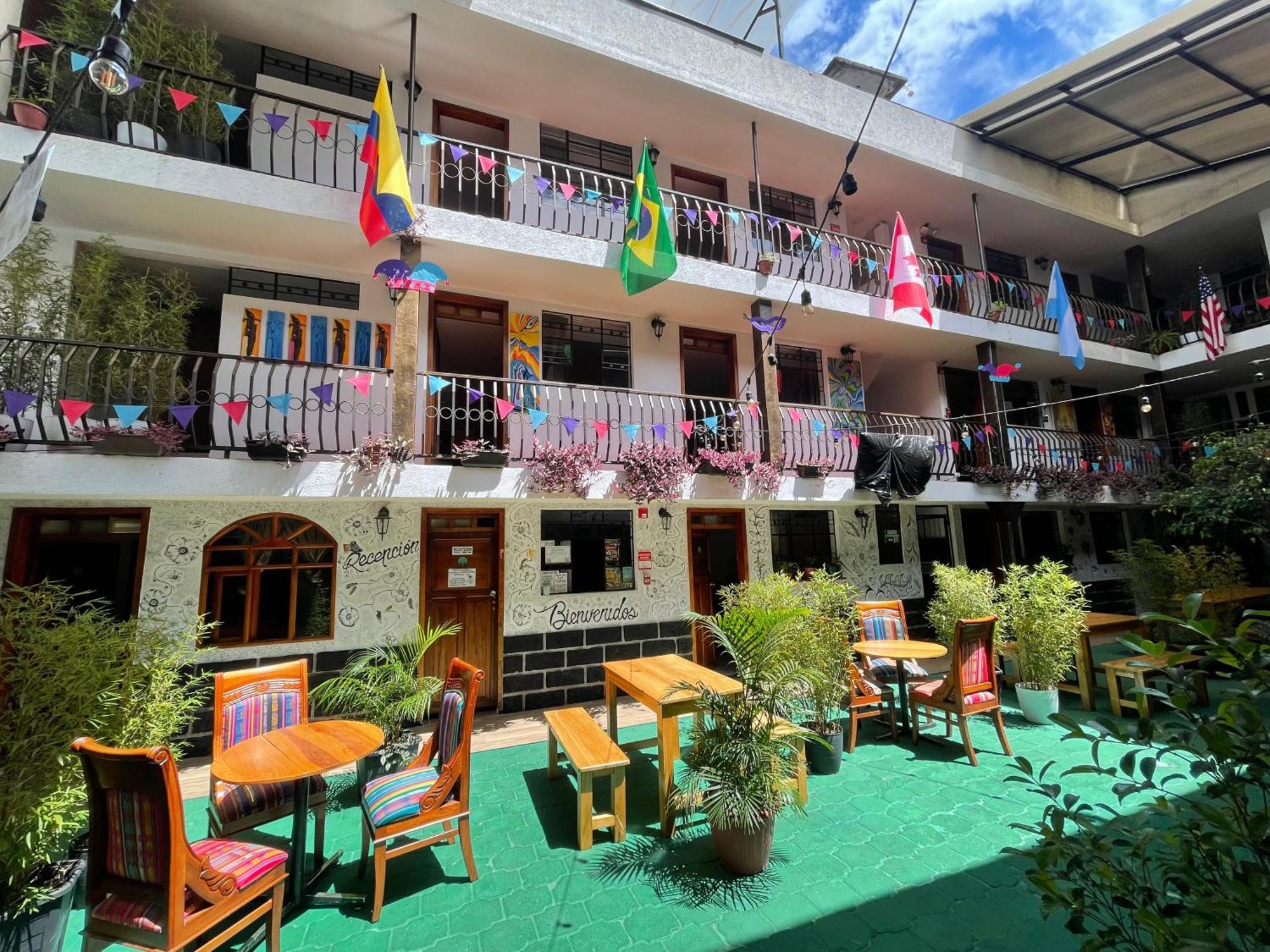 El Jardin Escondido Party Hostel บาญอส ภายนอก รูปภาพ