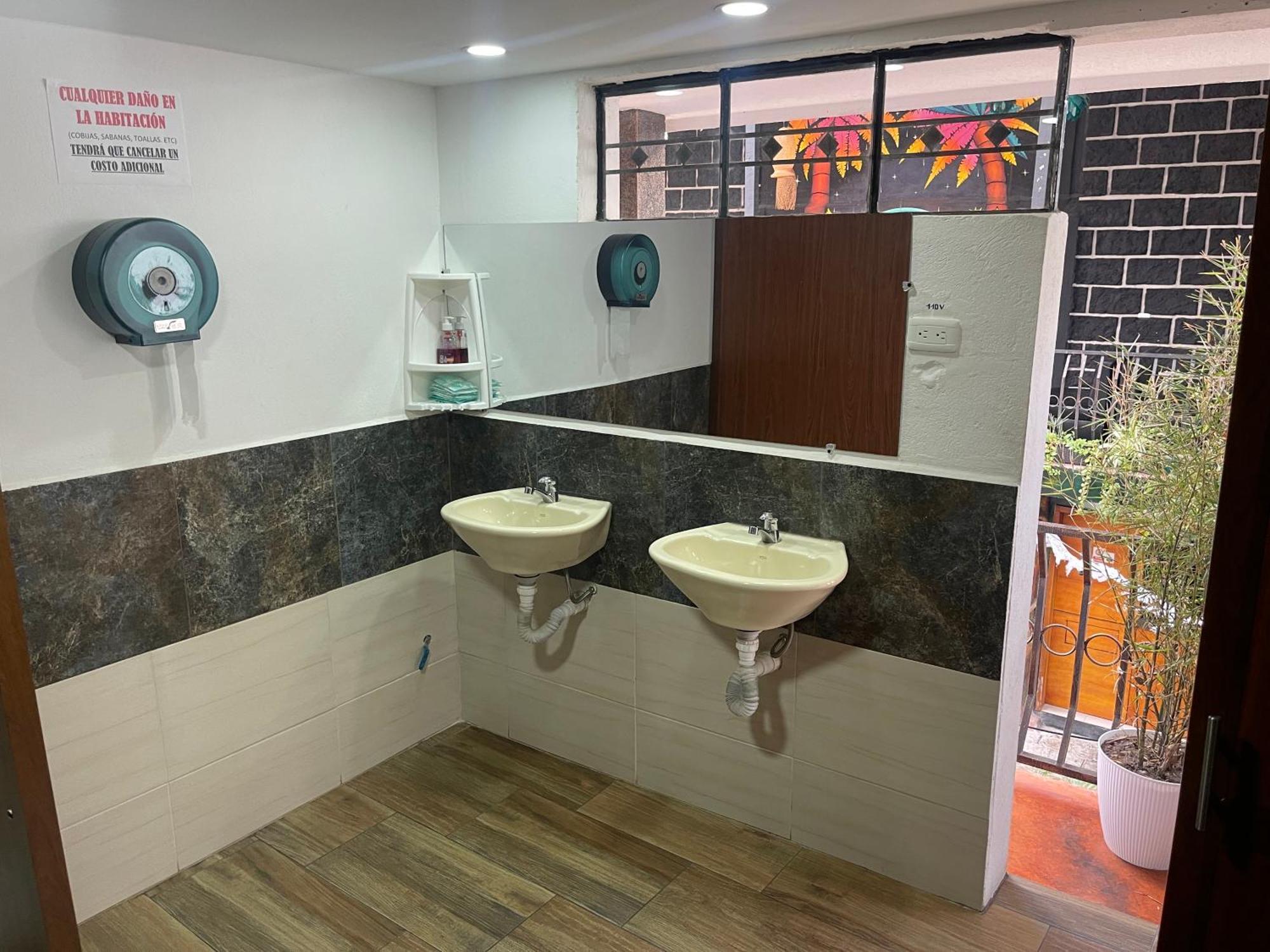 El Jardin Escondido Party Hostel บาญอส ภายนอก รูปภาพ