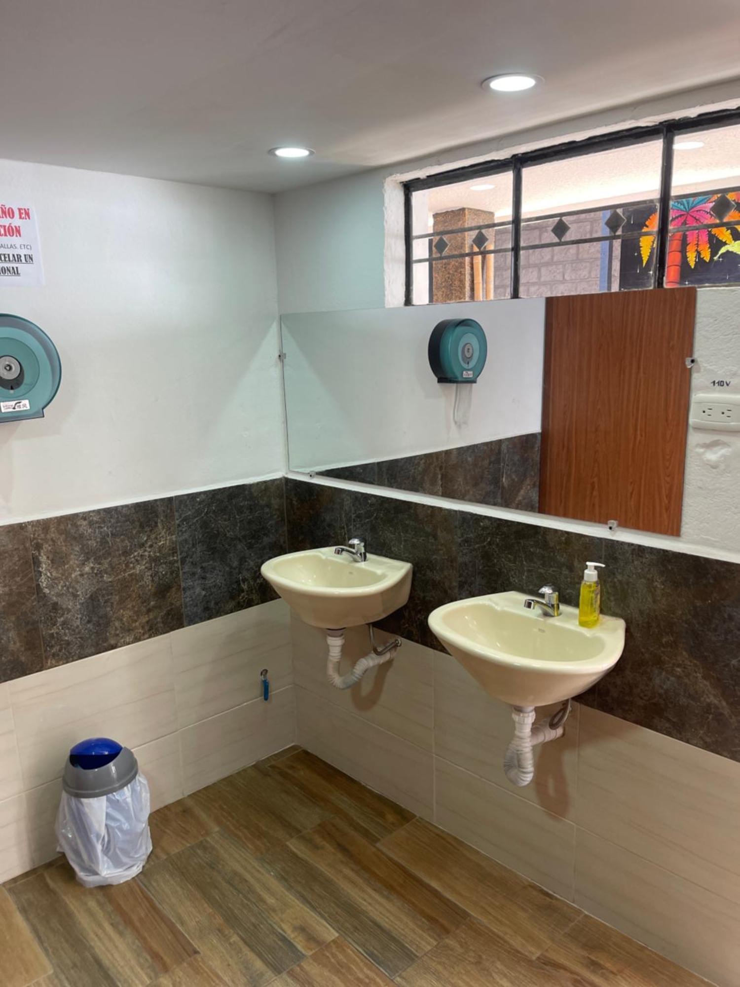 El Jardin Escondido Party Hostel บาญอส ภายนอก รูปภาพ